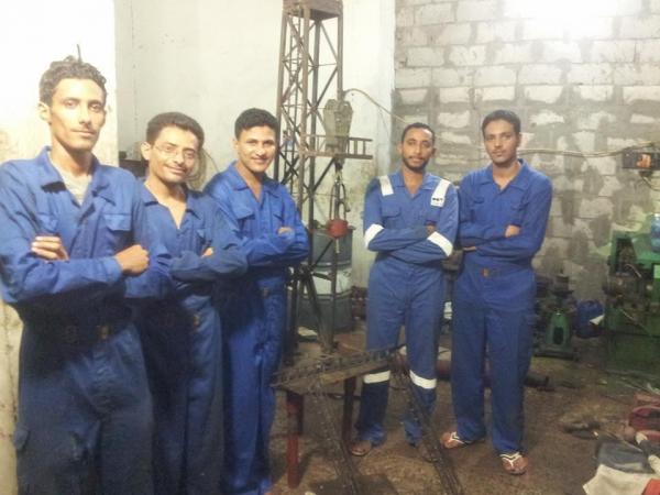 طلاب يصنعون أول "حفار بترول" يمني.. (صور) 