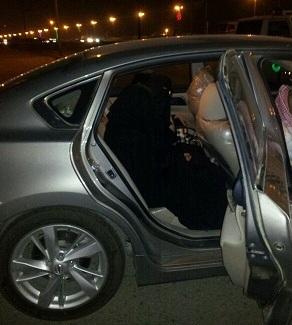 إحباط تهريب 3 يمنيات وشاب مخالفين إلى السعودية في "تفتيش الموية" (صور)