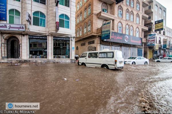 شاهد أجمل صور الأمطار على جنوب صنعاء يظهر الشوارع كقطعة من البحر