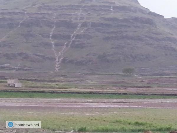 شاهد بالصور: الثلوج تكسو محافظة إب، والشلالات تتدفق من جبالها جراء الأمطار الغزيرة