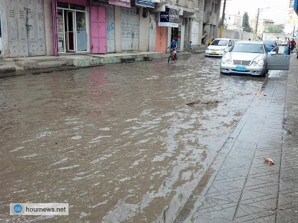 بالصور: أمطار غزيرة على العاصمة صنعاء، والمياه تغمر الشوارع