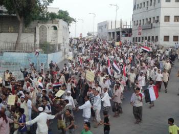المكلا تشهد مسيرات منددة بمجازر النظام وإساءاته المتكررة لقطر والجزيرة