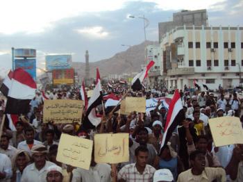 المكلا تشهد مسيرات منددة بمجازر النظام وإساءاته المتكررة لقطر والجزيرة