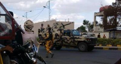 (بالصور): وصول قوة عسكرية كبيرة ومدرعات وأطقم إلى شارع المطار لحماية الوزارات