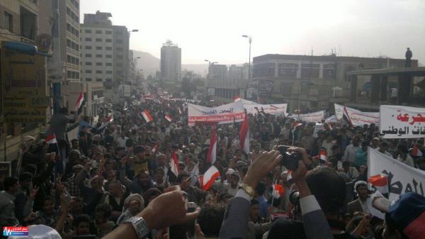 شاهد صور المليونية التي تهز العاصمة صنعاء الآن، ومصادر أولها في بالقرب من باب اليمن وآخرها في عصر (صور أبلغ بالتعبير)