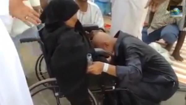بالفيديو والصور: في مشهد مؤثر..حاج يمني ينكب على والدته، باكياً في حضنها، بعد فقدها 3 ايام بالحج