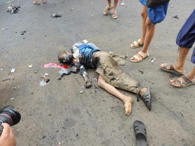 (تفاصيل والصور) أكثر من 30 قتيلاً بينهم 5 أطفال حصيلة أولية للعملية الانتحارية التي استهدفت تجمعاً للحوثيين بميدان التحرير (صور)