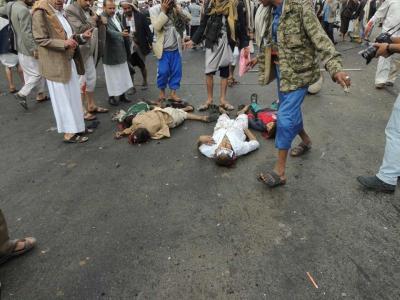(تفاصيل والصور) أكثر من 30 قتيلاً بينهم 5 أطفال حصيلة أولية للعملية الانتحارية التي استهدفت تجمعاً للحوثيين بميدان التحرير (صور)
