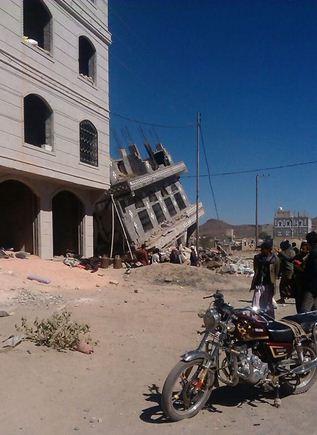 (بالصور والفيديو).. الحوثيون يفجرون منزل الشيخ بدير بـ "يريم"، وقتل اشخاص داخله بدم بارد