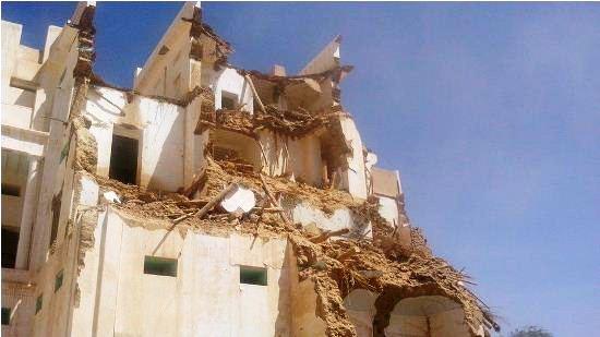 بالصور: تهديم قصر الرياض التاريخي بتريم أمام أعين الجميع