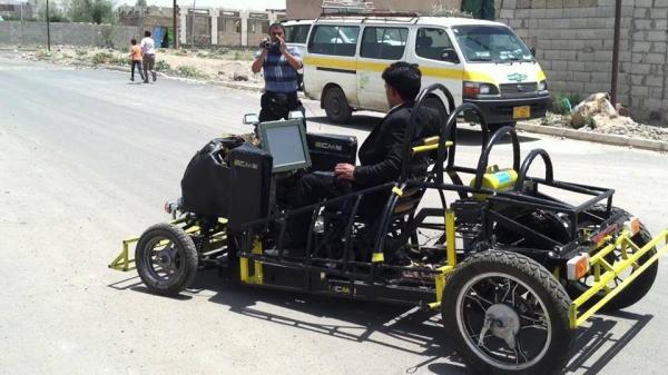 بالصور: طلاب يمنيون يبتكرون سيارة صديقة للبيئة تعمل بالطاقة الكهرومغناطيسية