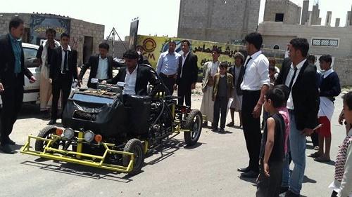 بالصور: طلاب يمنيون يبتكرون سيارة صديقة للبيئة تعمل بالطاقة الكهرومغناطيسية