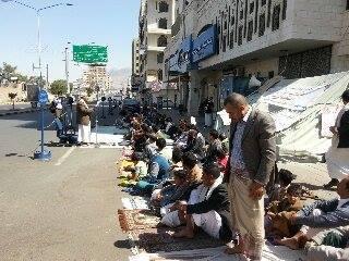موظفوا كاك بنك يبدأون إعتصاماً مفتوحاً وينصبون الخيام في شارع الزبيري للمطالبة بحقوقهم 