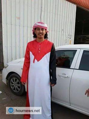 شاهد صورة اصغر مشجع يمني بالزي الرسمي يُذهل الجنود السعوديين ويقبلون لمصافحته، والتصور معه