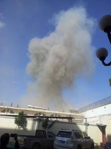 صور اولية للأنفجار الذي هز الحي السياسي وسط العاصمة صنعاء، واستهدف منزل السفير الايراني
