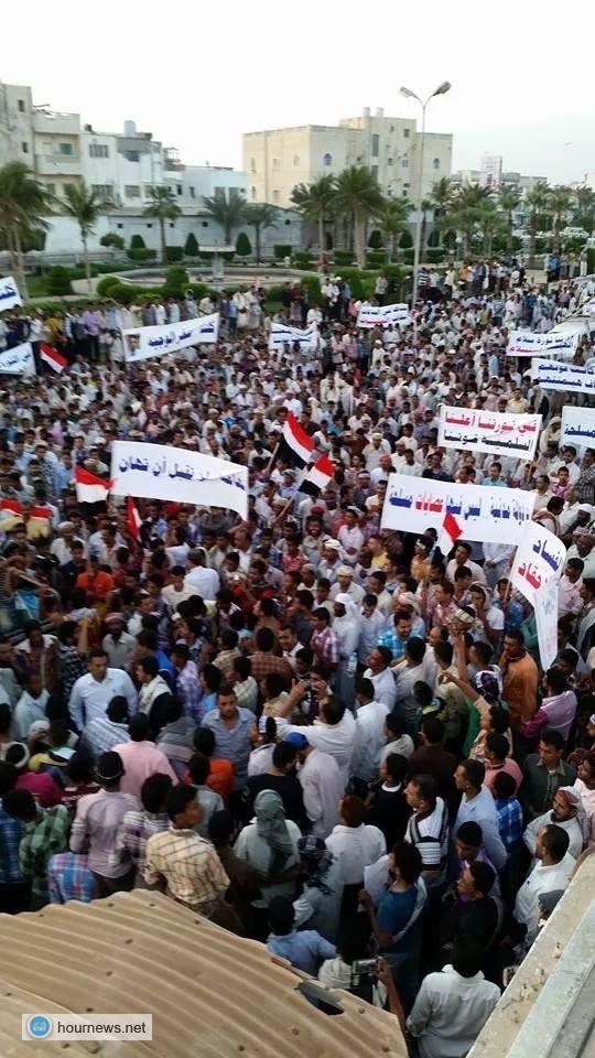تظاهرة حاشدة أمام منزل صخر الوجيه، والاخير يشكوا تعسف الحوثيين لوزير الإدارة المحلية (صور)