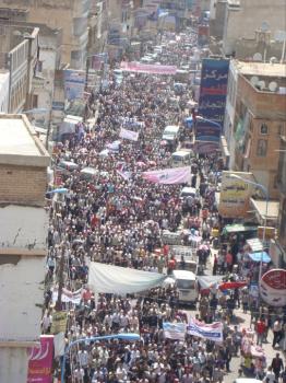 عشرات الآلاف في إب يتظاهرون ويطالبون بمجلس انتقالي .. وانصار الرئيس صالح يحتفلون بالاسلحة النارية بمناسبة نجاح عمليته