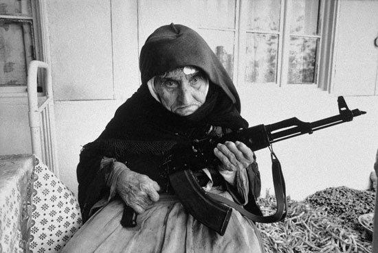 الصورة الأولى : لسيدة أرمينية عجوز طاعنة فى السن، يبلغ عمرها 106 عاماً ، تحرس منزلها فى قرية على الحدود الأذربيجانية مسلحة برشاش آلى