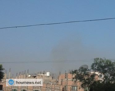 بالصور: تصاعد الدخان من مجموعة ألوية الصواريخ بعد قصفه من قبل السعودية وتحالفها، وأصوات الأنفجارات تتوالي