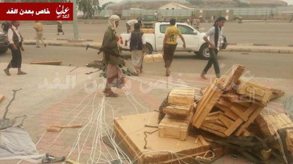 انزال جوي لامدادات عسكرية للجان الشعبية في عدن (صورة)