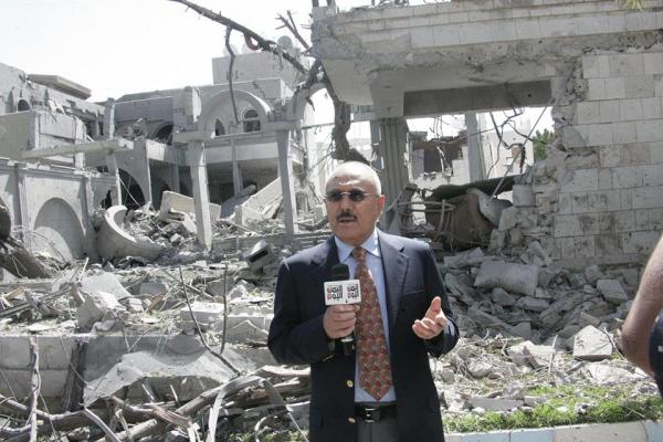 صورة نشرها صالح في صفحته، من امام منزله الذي استهدفه طيران التحالف 