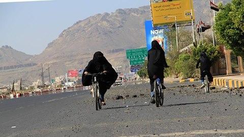 نساء يمنيات يقودن دراجات هوائية بصنعاء "صورة"
