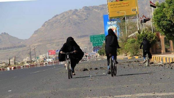 شاهد (خمس صور) لنساء يمنييات يقمن بقيادة الدراجات الهوائية بصنعاء، بسبب غياب المشتقات النفطية