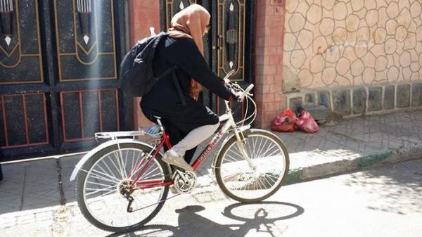 شاهد (خمس صور) لنساء يمنييات يقمن بقيادة الدراجات الهوائية بصنعاء، بسبب غياب المشتقات النفطية