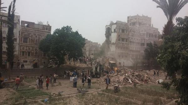 شاهد ألبوم صور للصاروخ الذي استهدف صنعاء القديمة ودمر ثلاثة منازل كلٌ منها مكون من ثلاثة طوابق على رؤوس ساكنيها