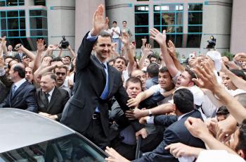 الأسد يحيي مناصريه