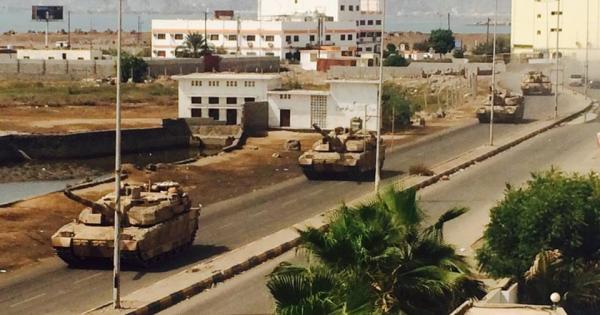 بالصور: التحالف ينزل قوة عسكرية مدعومة بالدبابات والمدرعات في عدن (جنوب اليمن)