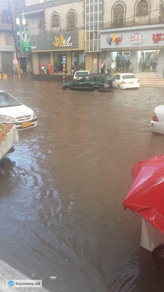 شاهد بالصور: السيول تغمر شوارع صنعاء بشكل كلي حتى الرصيف