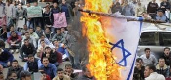 مصريون يحرقون العلم الإسرائيلي أثناء الإحتجاجات الأخيرة