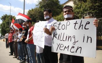 ثائرين يمنيين يقيمون وقفت صمت أمام مقر الجامعة العربية بالقاهرة 
