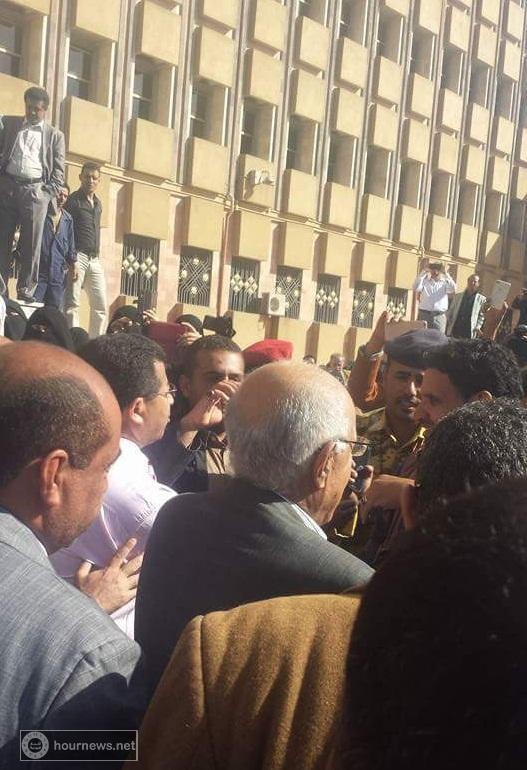 بالصور: لحظات استقبال موظفو البنك المركزي اليمني لبن همام بحفاوة كبيرة عند وصوله