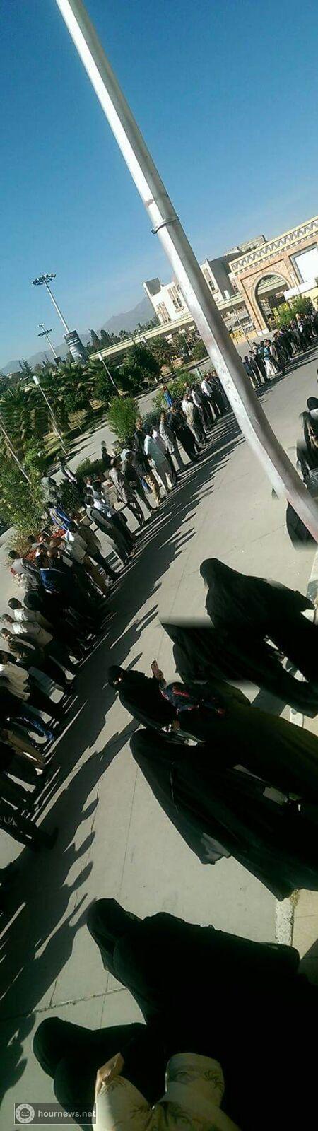 بالصور: لحظات استقبال موظفو البنك المركزي اليمني لبن همام بحفاوة كبيرة عند وصوله