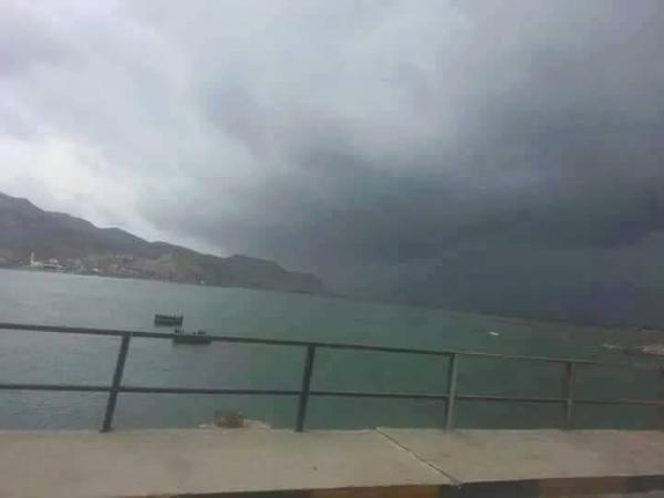 شاهد اولى الصور للإعصار يقترب من سواحل اليمن، وفيضانات لشوارع المهرة