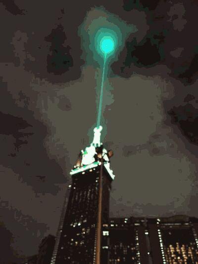 السعودية: برج الساعة يطلق الليزر الأخضر إلى السماء احتفالاً بمولد الرسول صلى الله عليه وسلم (صور مذهلة)