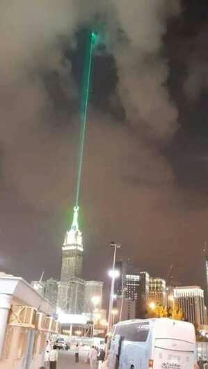السعودية: برج الساعة يطلق الليزر الأخضر إلى السماء احتفالاً بمولد الرسول صلى الله عليه وسلم (صور مذهلة)