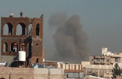 شاهد بالصور لحظة اطلاق صاروخ من طائرة تابعة للتحالف على النهدين بصنعاء