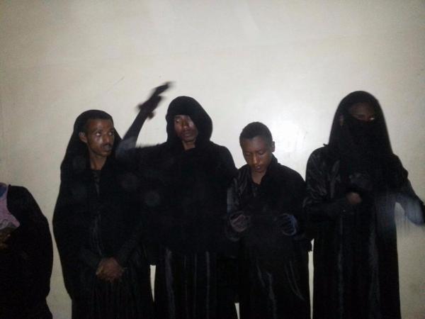 ضبط أثيوبيين متنكرين بأزياء نسائية عند حاجز أمني (صور)