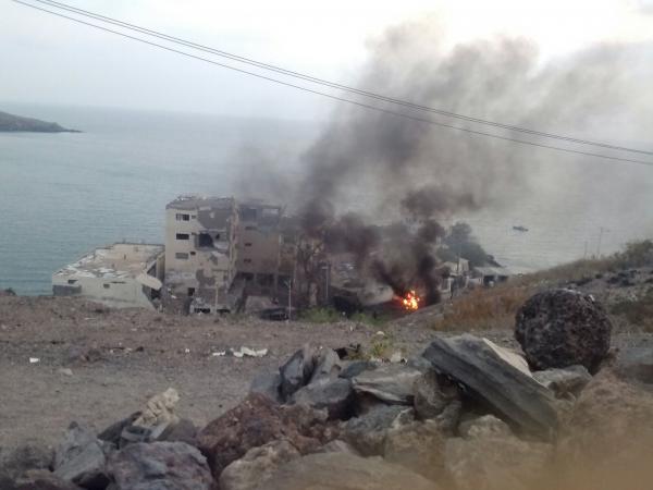 شاهد بالصور: الانفجار الذي استهدف منزل مدير أمن عدن العميد شلال شايع