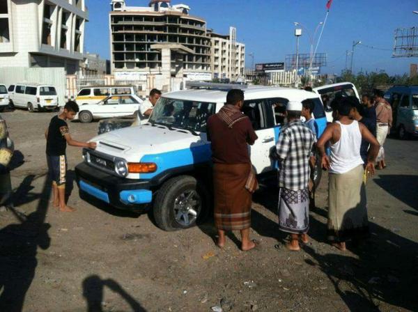 شاهد صور استهداف سيارة شرطة بجولة كالتكس في عدن، ومقتل قائد شرطة التواهي وضابط آخر