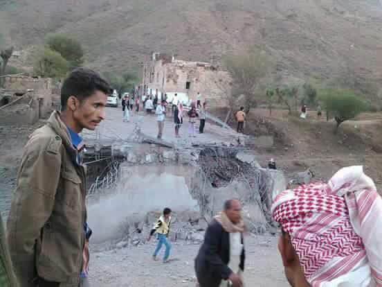 شاهد بالصور: طيران التحالف يدمر جسر السياني بمحافظة إب المؤدي إلى تعز