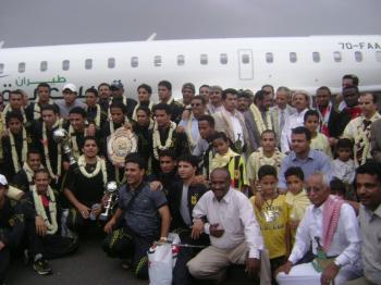 صورة تذكارية لبعثة الفريق وكبا المسئولين المستقبلين في المطار