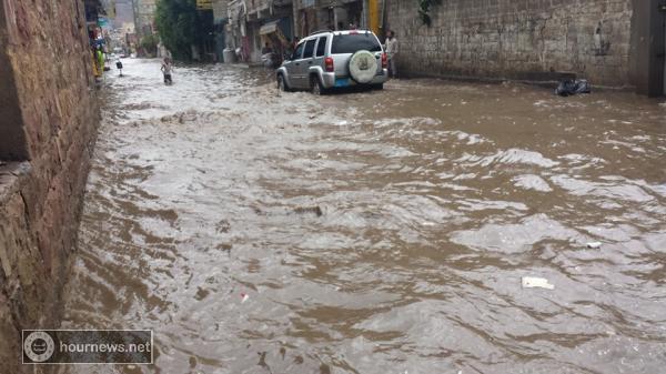 شاهد بالصور: امطار صنعاء والسيول تغمر شوارعها 