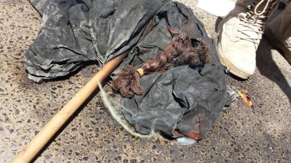 أمهات المختطفين يحرقن «ضفائر شعرهن» أمام القصر الجمهوري بصنعاء للمطالبة باطلاق سراح أبنائهن (صور)