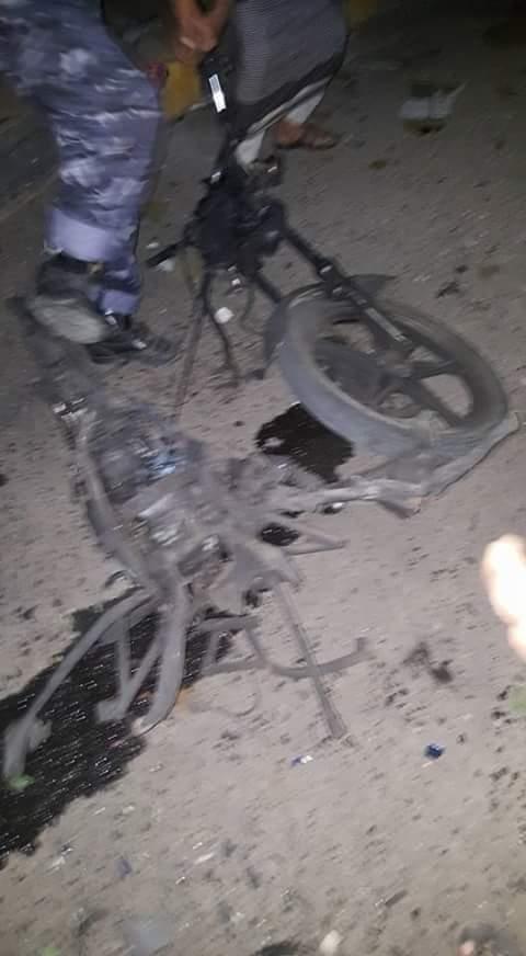 عاجل: دراجة نارية مفخخة تستهدف مدير أمن محافظة إب "الشامي" وإصابته خطرة (صور)