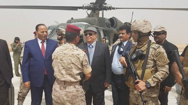 شاهد اولى صور الرئيس هادي أثناء وصوله إلى مأرب برفقة الفريق علي محسن