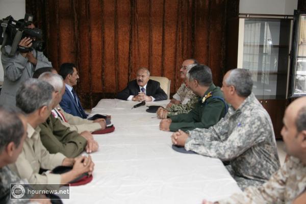 الرئيس السابق "صالح" يلتقي بعدد من الضباط الذين انضموا إلى الساحات عام ٢٠١١م ويعتذرون له (صور)